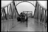 S/w-Fotografie: Militärische Zeremonie der U.S. Army Berlin Brigade auf der Glienicker Brücke zwischen West-Berlin und Potsdam