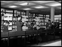S/w-Fotografie: Eröffnung der Bibliothek der U.S. Army Berlin Brigade in der Taylorstraße in Berlin-Dahlem