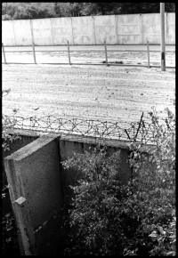 S/w-Fotografie: Berliner Mauer, Grenzstreifen An der Stammbahn in Kleinmachnow