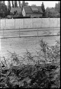 S/w-Fotografie: Berliner Mauer, Grenzstreifen An der Stammbahn in Kleinmachnow