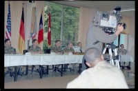 Fotografie: Town Hall Meeting der US-Community mit Brigadier General Sidney Shachnow in der Berlin American High School in Berlin-Dahlem