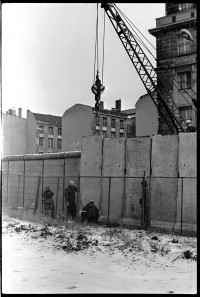 S/w-Fotografie: Ausbau der Berliner Mauer am Brandenburger Tor in Berlin-Mitte