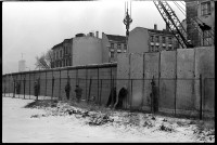 S/w-Fotografie: Ausbau der Berliner Mauer am Brandenburger Tor in Berlin-Mitte