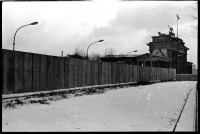 S/w-Fotografie: Ausbau der Berliner Mauer am Brandenburger Tor in Berlin-Mitte