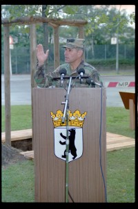 Fotografie: Baumpflanzung zum Constitution Day der USA an der Clayallee in Berlin-Dahlem