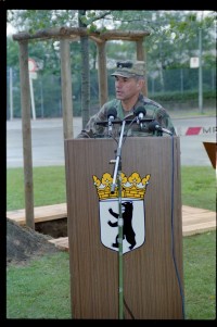 Fotografie: Baumpflanzung zum Constitution Day der USA an der Clayallee in Berlin-Dahlem