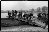 S/w-Fotografie: Übung zur Gewässerüberquerung der 42nd Engineer Company der U.S. Army Berlin Brigade