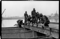 S/w-Fotografie: Übung zur Gewässerüberquerung der 42nd Engineer Company der U.S. Army Berlin Brigade