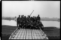S/w-Fotografie: Übung zur Gewässerüberquerung der 42nd Engineer Company der U.S. Army Berlin Brigade