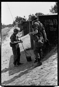 S/w-Fotografie: Übung der C Battery, 94th Field Artillery auf einem Truppenübungsplatz in West-Deutschland
