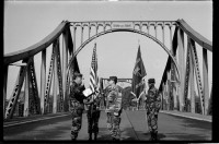 S/w-Fotografie: Militärische Zeremonie der U.S. Army Berlin Brigade auf der Glienicker Brücke zwischen West-Berlin und Potsdam