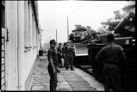 S/w-Fotografie: Transport von Militärfahrzeugen der U.S. Army Berlin Brigade anlässlich einer Truppenübung in Grafenwöhr in Bayern