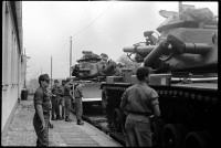S/w-Fotografie: Transport von Militärfahrzeugen der U.S. Army Berlin Brigade anlässlich einer Truppenübung in Grafenwöhr in Bayern