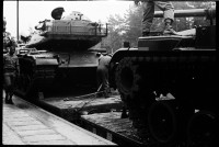 S/w-Fotografie: Transport von Militärfahrzeugen der U.S. Army Berlin Brigade anlässlich einer Truppenübung in Grafenwöhr in Bayern