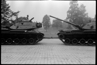 S/w-Fotografie: Transport von Militärfahrzeugen der U.S. Army Berlin Brigade anlässlich einer Truppenübung in Grafenwöhr in Bayern