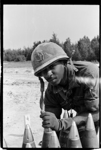 S/w-Fotografie: Übung der C Battery, 94th Field Artillery auf einem Truppenübungsplatz in West-Deutschland