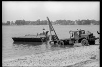 S/w-Fotografie: Übung der 42nd Engineer Company auf der Havel in Berlin-Grunewald