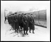 S/w-Fotografie: Wachablösung vor dem Alliierten Kriegsverbrechergefängnis Berlin-Spandau
