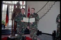 Fotografie: Wiederverpflichtung von Soldaten der U.S. Army Berlin im US-Hauptquartier in Berlin-Dahlem