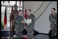 Fotografie: Wiederverpflichtung von Soldaten der U.S. Army Berlin im US-Hauptquartier in Berlin-Dahlem