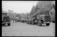 S/w-Fotografie: Verladung von Panzerhaubitzen der U.S. Army Berlin Brigade auf dem Platz des 4. Juli in Berlin-Lichterfelde