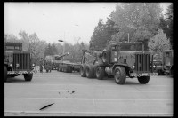 S/w-Fotografie: Verladung von Panzerhaubitzen der U.S. Army Berlin Brigade auf dem Platz des 4. Juli in Berlin-Lichterfelde