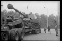 S/w-Fotografie: Verladung von Panzerhaubitzen der U.S. Army Berlin Brigade auf dem Platz des 4. Juli in Berlin-Lichterfelde
