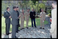 Fotografie: Besuch von Brigadier General Sidney Shachnow im Quartier Napoléon in Berlin-Reinickendorf