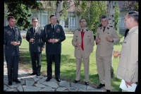Fotografie: Besuch von Brigadier General Sidney Shachnow im Quartier Napoléon in Berlin-Reinickendorf