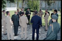 Fotografie: Besuch von Brigadier General Sidney Shachnow im Quartier Napoléon in Berlin-Reinickendorf