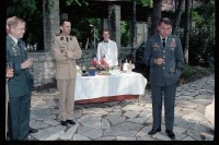 Fotografie: Besuch von Brigadier General Sidney Shachnow im Quartier Napoléon in Berlin-Reinickendorf