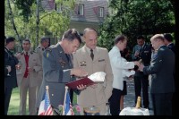 Fotografie: Besuch von Brigadier General Sidney Shachnow im Quartier Napoléon in Berlin-Reinickendorf