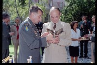 Fotografie: Besuch von Brigadier General Sidney Shachnow im Quartier Napoléon in Berlin-Reinickendorf