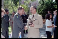 Fotografie: Besuch von Brigadier General Sidney Shachnow im Quartier Napoléon in Berlin-Reinickendorf