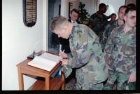 Fotografie: Unteroffiziere der U.S. Army Berlin Brigade zu Besuch in der Residenz von Brigadier General Sidney Shachnow in Berlin-Dahlem