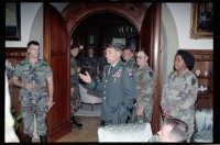 Fotografie: Unteroffiziere der U.S. Army Berlin Brigade zu Besuch in der Residenz von Brigadier General Sidney Shachnow in Berlin-Dahlem