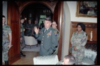 Fotografie: Unteroffiziere der U.S. Army Berlin Brigade zu Besuch in der Residenz von Brigadier General Sidney Shachnow in Berlin-Dahlem