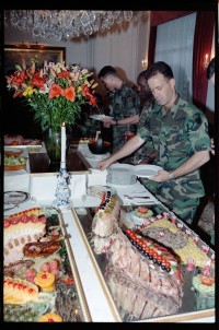 Fotografie: Unteroffiziere der U.S. Army Berlin Brigade zu Besuch in der Residenz von Brigadier General Sidney Shachnow in Berlin-Dahlem