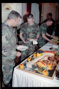 Fotografie: Unteroffiziere der U.S. Army Berlin Brigade zu Besuch in der Residenz von Brigadier General Sidney Shachnow in Berlin-Dahlem