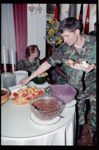 Fotografie: Unteroffiziere der U.S. Army Berlin Brigade zu Besuch in der Residenz von Brigadier General Sidney Shachnow in Berlin-Dahlem