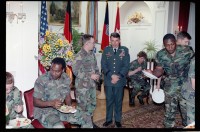 Fotografie: Unteroffiziere der U.S. Army Berlin Brigade zu Besuch in der Residenz von Brigadier General Sidney Shachnow in Berlin-Dahlem
