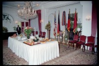 Fotografie: Soldaten der U.S. Army Berlin Brigade zu Besuch in der Residenz von Brigadier General Sidney Shachnow in Berlin-Dahlem
