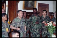 Fotografie: Soldaten der U.S. Army Berlin Brigade zu Besuch in der Residenz von Brigadier General Sidney Shachnow in Berlin-Dahlem