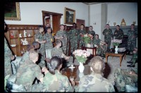 Fotografie: Soldaten der U.S. Army Berlin Brigade zu Besuch in der Residenz von Brigadier General Sidney Shachnow in Berlin-Dahlem