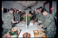 Fotografie: Soldaten der U.S. Army Berlin Brigade zu Besuch in der Residenz von Brigadier General Sidney Shachnow in Berlin-Dahlem