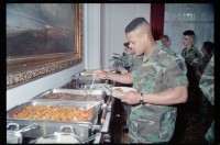 Fotografie: Soldaten der U.S. Army Berlin Brigade zu Besuch in der Residenz von Brigadier General Sidney Shachnow in Berlin-Dahlem
