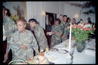 Fotografie: Soldaten der U.S. Army Berlin Brigade zu Besuch in der Residenz von Brigadier General Sidney Shachnow in Berlin-Dahlem