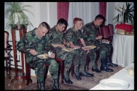 Fotografie: Soldaten der U.S. Army Berlin Brigade zu Besuch in der Residenz von Brigadier General Sidney Shachnow in Berlin-Dahlem