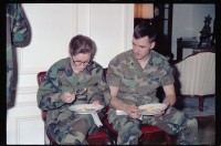Fotografie: Soldaten der U.S. Army Berlin Brigade zu Besuch in der Residenz von Brigadier General Sidney Shachnow in Berlin-Dahlem