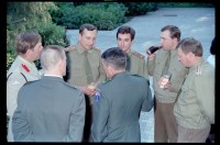 Fotografie: Informelles Treffen mit sowjetischen Offizieren in der Residenz von Brigadier General Sidney Shachnow in Berlin-Dahlem